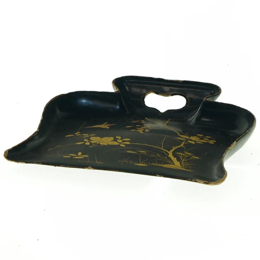 Lakeret træbakke med gulddetaljer (str. 19 x 20 cm)