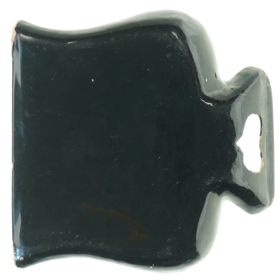 Lakeret træbakke med gulddetaljer (str. 19 x 20 cm)