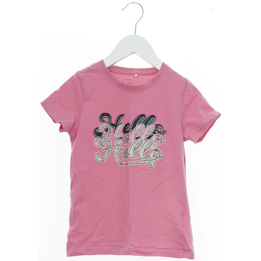 Lyserød T-shirt med tekst fra Name It (str. 122)