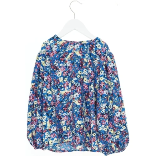 Bluse med blomstermønster fra Name It (str. 134)