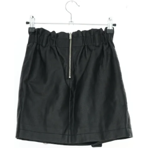 Sort nederdel i læderlook fra River island (str. 140)