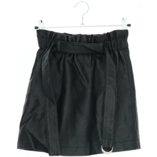 Sort nederdel i læderlook fra River island (str. 140)