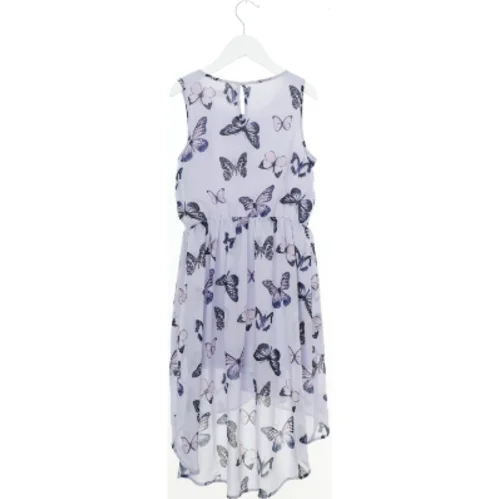 Sommerkjole med sommerfugle fra H&M (str. 146)