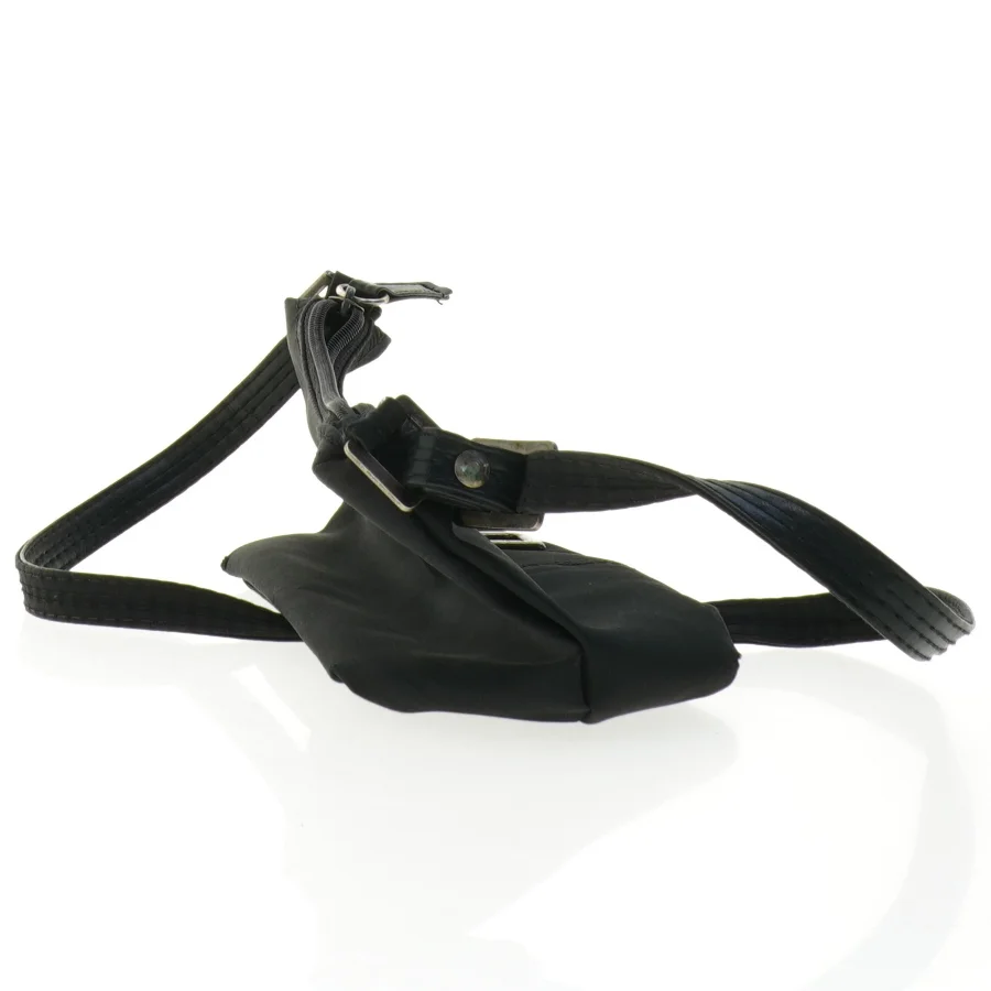 Sort skuldertaske fra Daniel Ray (str. 23 x 9 x 9 cm)