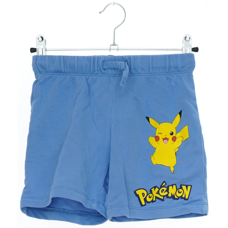 Pokémon shorts med Pikachu motiv fra H&M (str. 110)