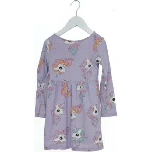 Lilla kjole med enhjørning print fra H&M (str. 116)