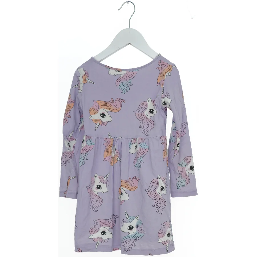 Lilla kjole med enhjørning print fra H&M (str. 116)
