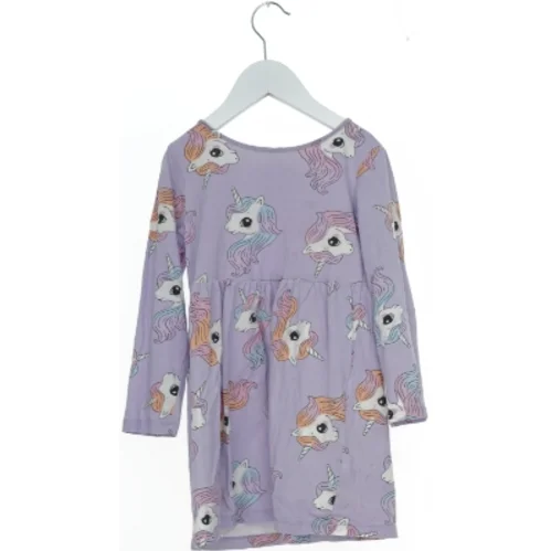 Lilla kjole med enhjørning print fra H&M (str. 116)