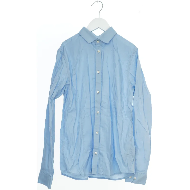 Lys blå skjorte fra Jack & Jones (str. 164)