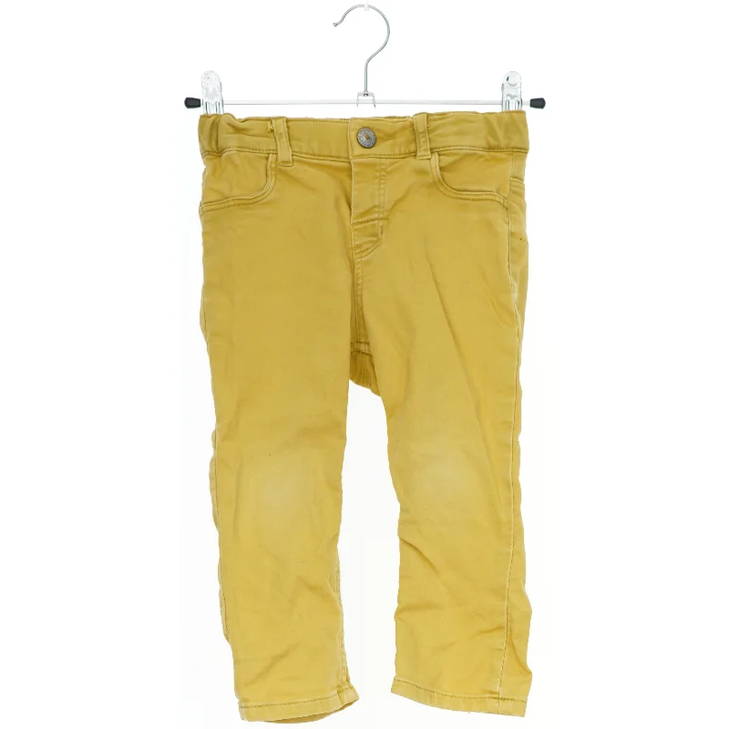Gule bukser til børn fra H&M (str. 92)