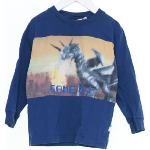 Bluse med dragemotiv og 'Game On!' tekst fra Molo (str. 98)