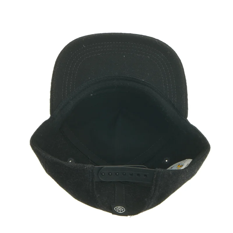 Sort kasket med patches fra Molo (str. Ø 17 cm)