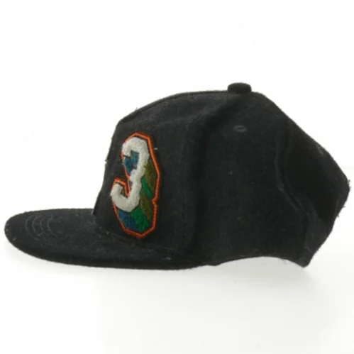 Sort kasket med patches fra Molo (str. Ø 17 cm)