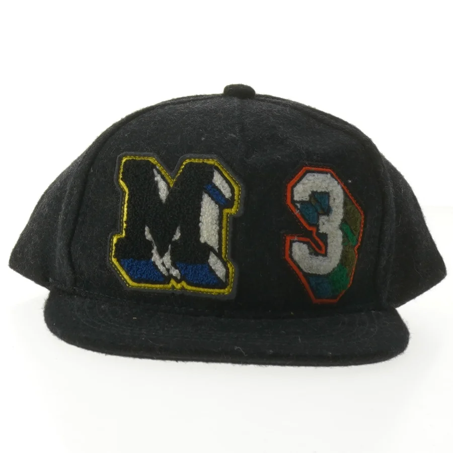 Sort kasket med patches fra Molo (str. Ø 17 cm)