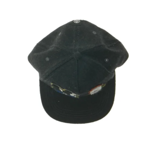 Sort kasket med patches fra Molo (str. Ø 17 cm)