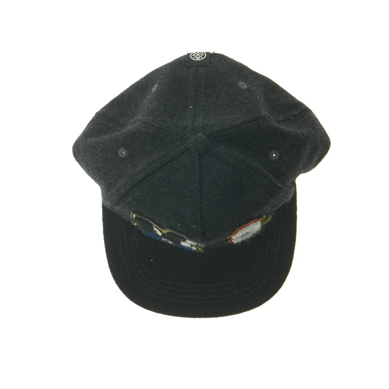 Sort kasket med patches fra Molo (str. Ø 17 cm)