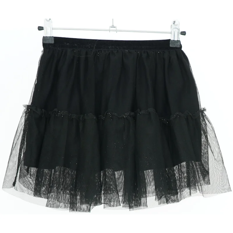 Sort tyl nederdel med flæser fra H&M (str. 116)