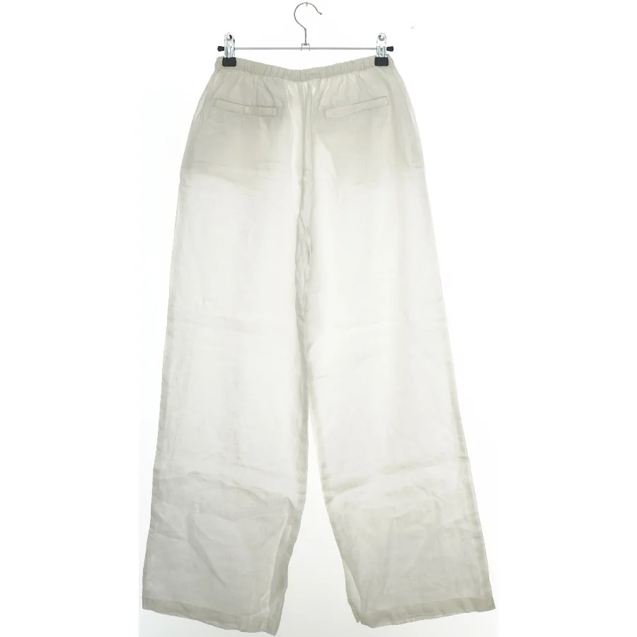 Hvide bukser i hør fra H&M (str. 158)