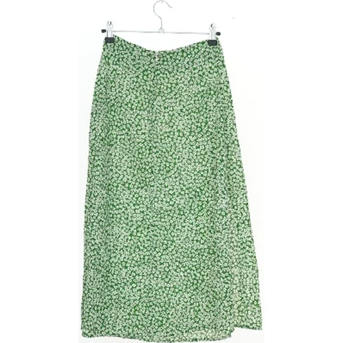 Lang grøn nederdel med blomsterprint fra SHEIN  (str. XS)