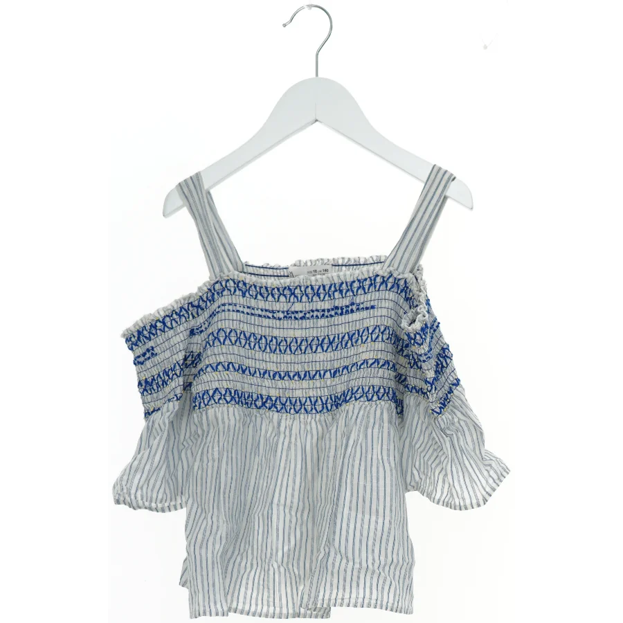 Off-shoulder bluse med blå mønster fra Zara (str. 140)