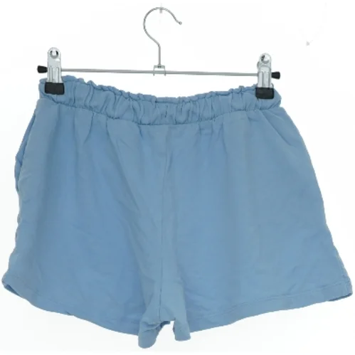 Lyseblå shorts fra H&M (str. 164)