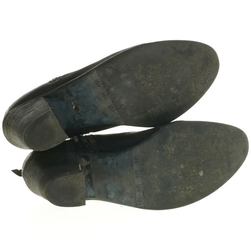 Sort ankelstøvle med lynlås (str. 40 )