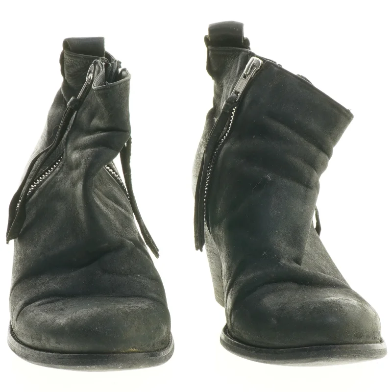 Sort ankelstøvle med lynlås (str. 40 )