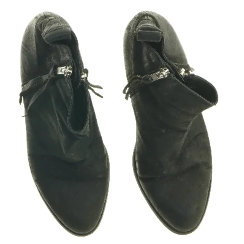 Sort ankelstøvle med lynlås (str. 40 )