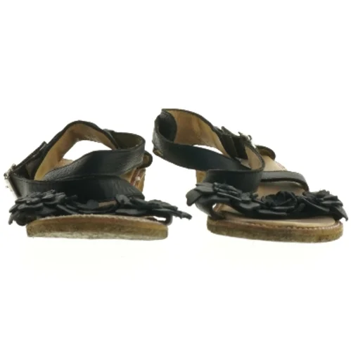 Sorte sandaler med blomsterdetalje (str. 37 )