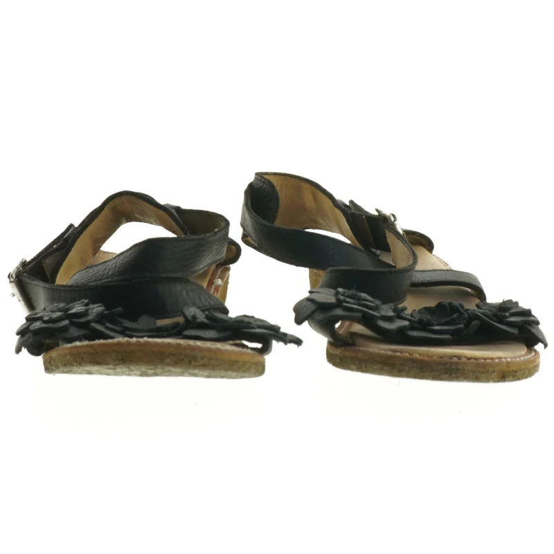 Sorte sandaler med blomsterdetalje (str. 37 )