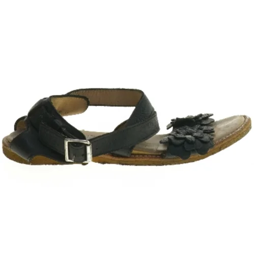 Sorte sandaler med blomsterdetalje (str. 37 )