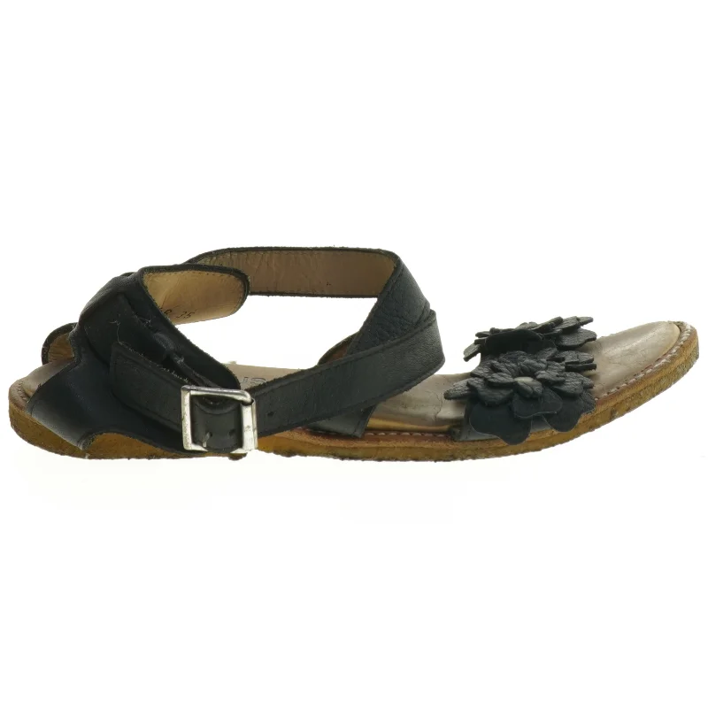 Sorte sandaler med blomsterdetalje (str. 37 )