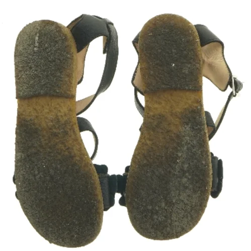 Sorte sandaler med blomsterdetalje (str. 37 )