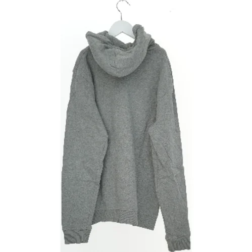 Grå hættetrøje med broderet logo fra Les Deux (str. S)