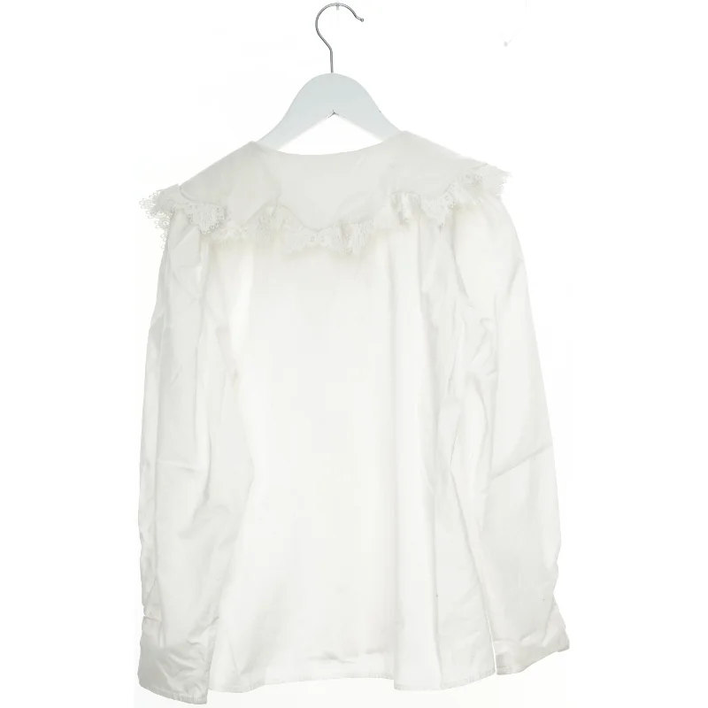 Hvid skjorte med blondekrave fra Designer Remix (str. 152)