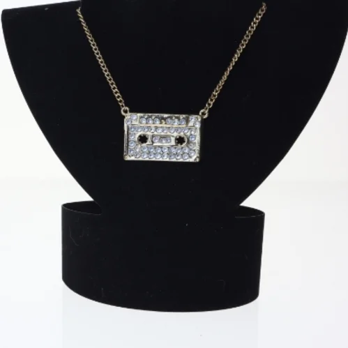 Guldfarvet halskæde med kassettebånd vedhæng (str. 65 cm)