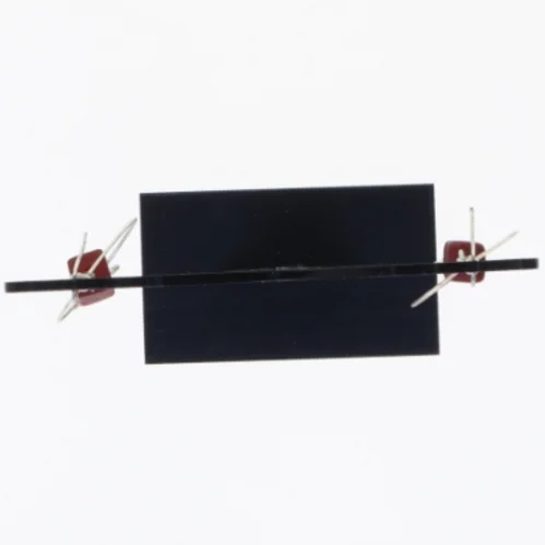 Øreringe med rød terning og sølvfarvet dråbeform (str. 7 x 2 cm)