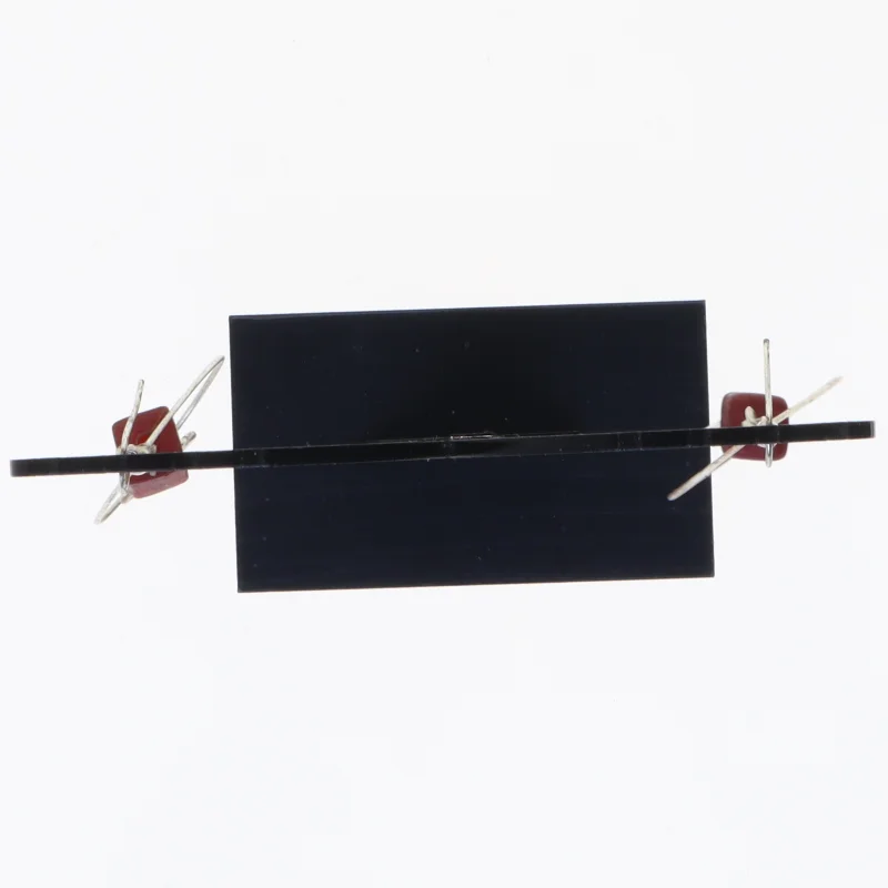 Øreringe med rød terning og sølvfarvet dråbeform (str. 7 x 2 cm)