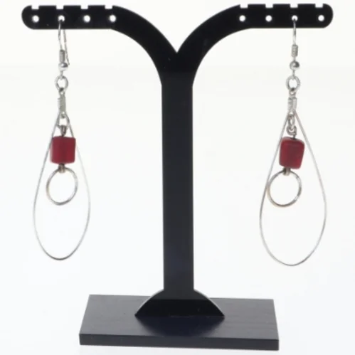 Øreringe med rød terning og sølvfarvet dråbeform (str. 7 x 2 cm)