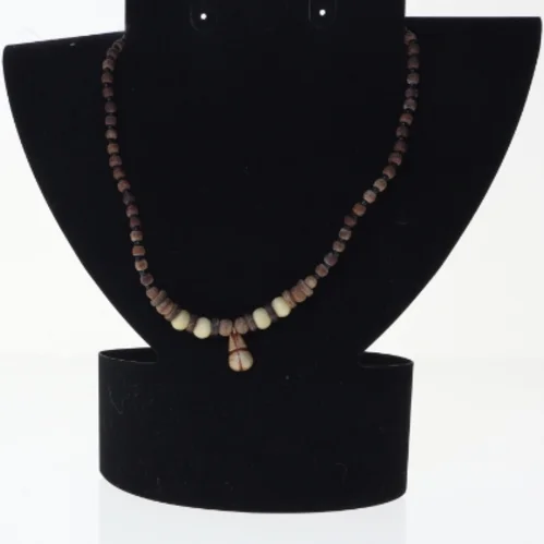 Træperlekæde med vedhæng (str. 42 cm)