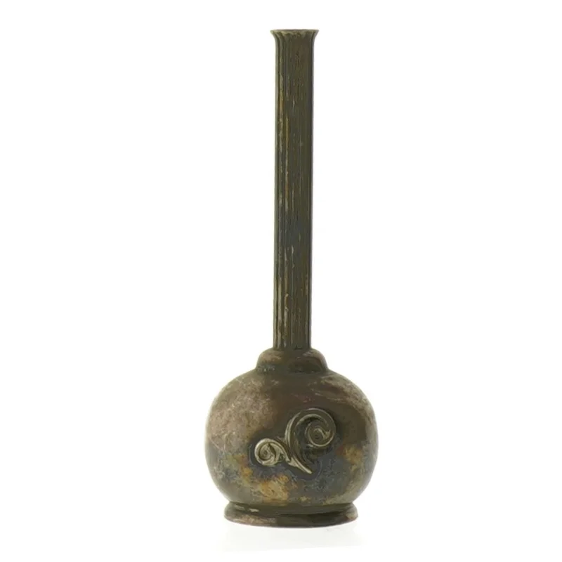 Gammel vase af messing (str. 12 cm)