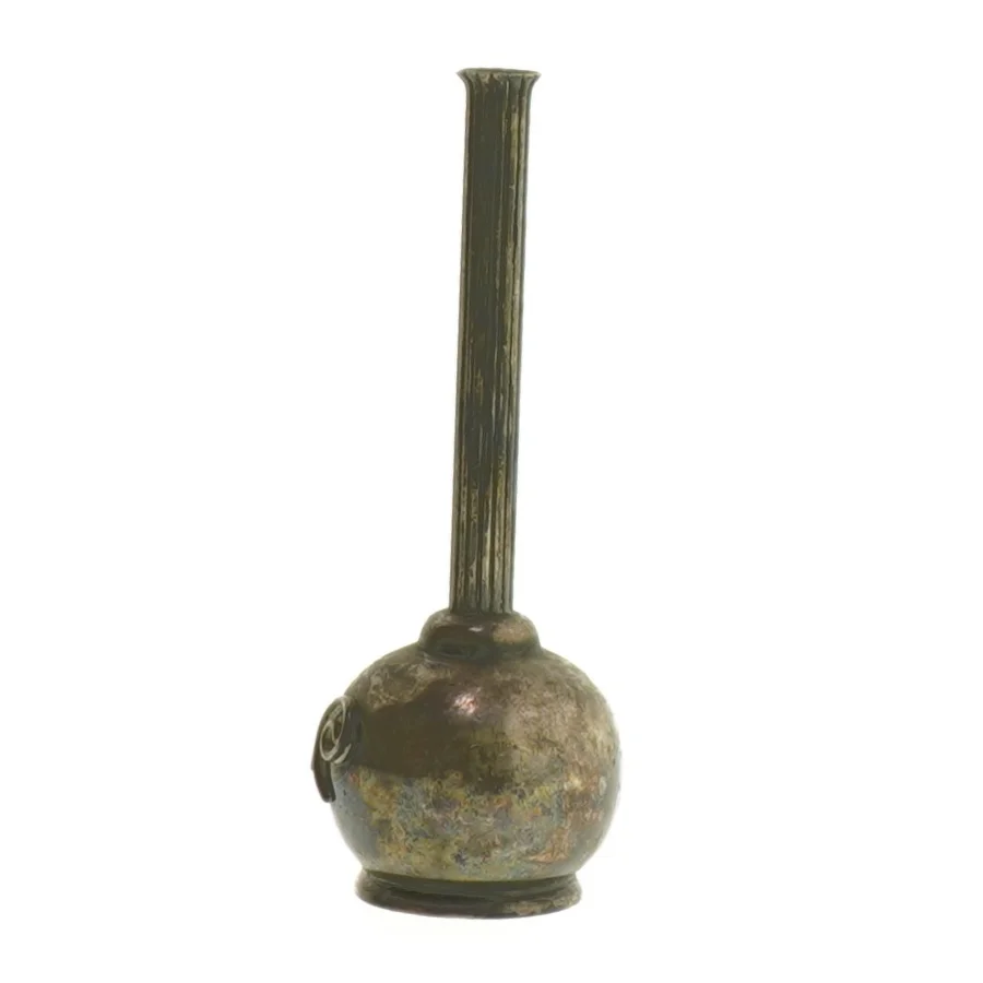 Gammel vase af messing (str. 12 cm)