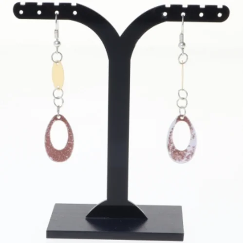 Øreringe med lyserødt mønster (str. 7 x 1 cm)