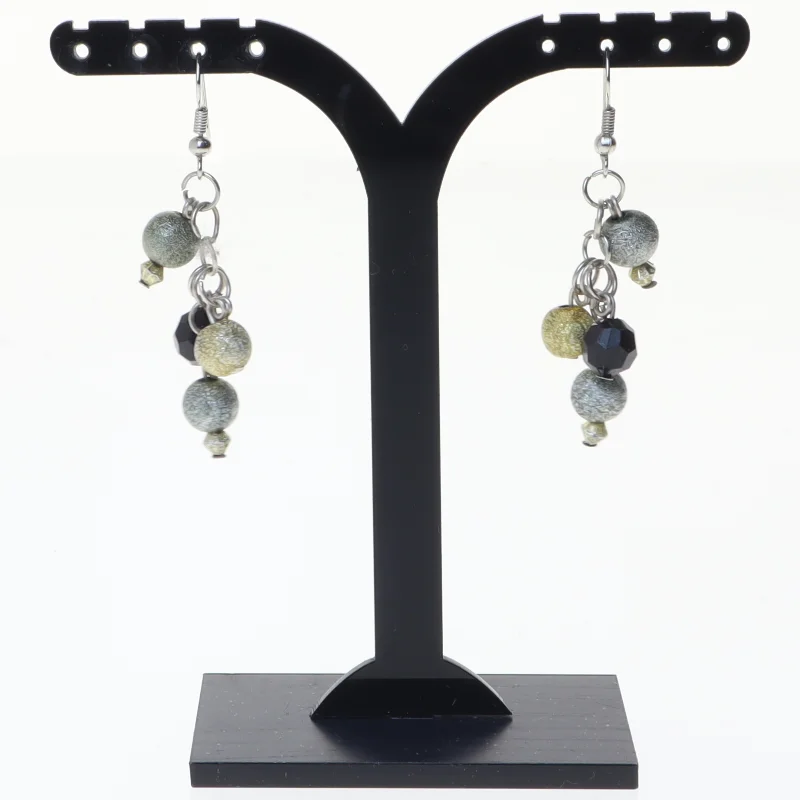 Øreringe med perler og sort vedhæng (str. 5 x 1 cm)