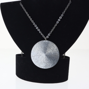 Stort sølvfarvet vedhæng med kæde fra Pewter (str. 80 cm)