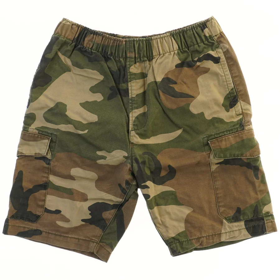 Cargoshorts med camouflage-mønster fra Next (str. 146)