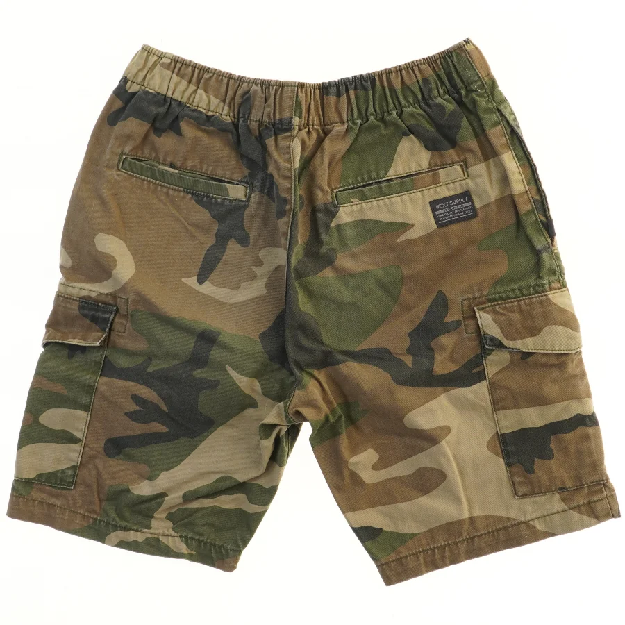 Cargoshorts med camouflage-mønster fra Next (str. 146)