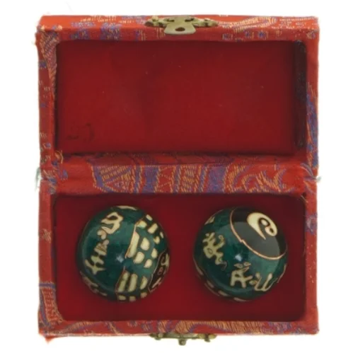 Cloisonné kugler med broderet æske (str. 10,5 cm)