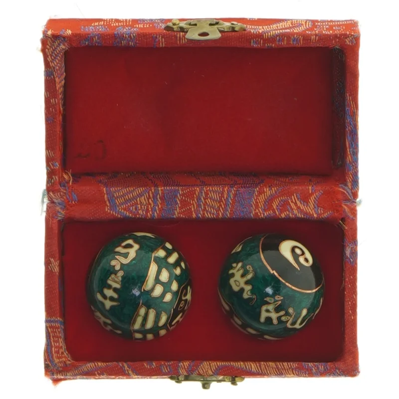 Cloisonné kugler med broderet æske (str. 10,5 cm)