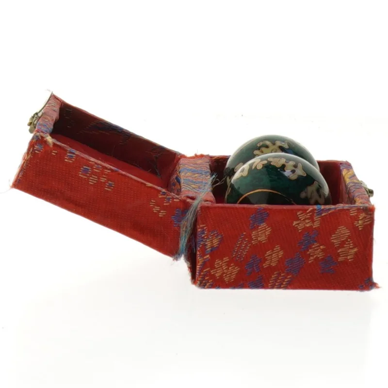 Cloisonné kugler med broderet æske (str. 10,5 cm)